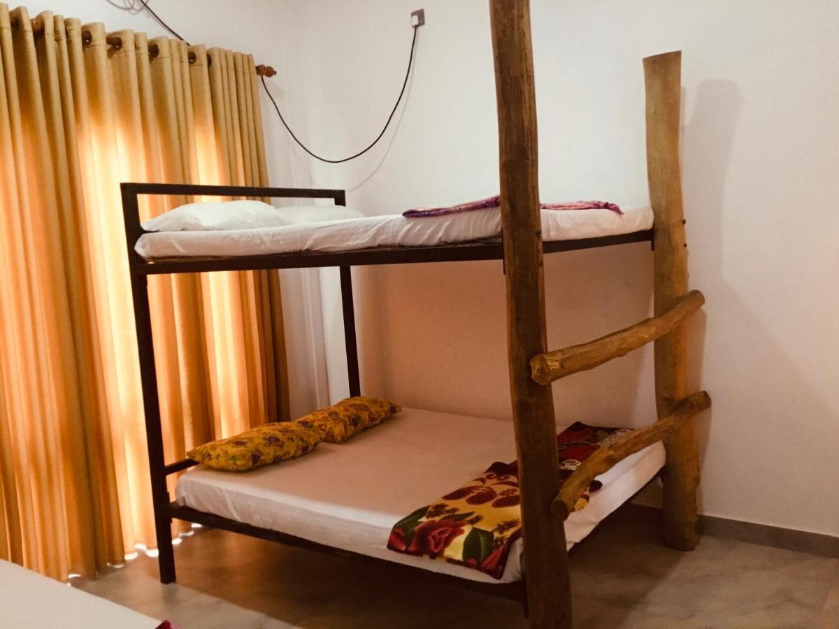 Jungle City Hostel Galle Esterno foto